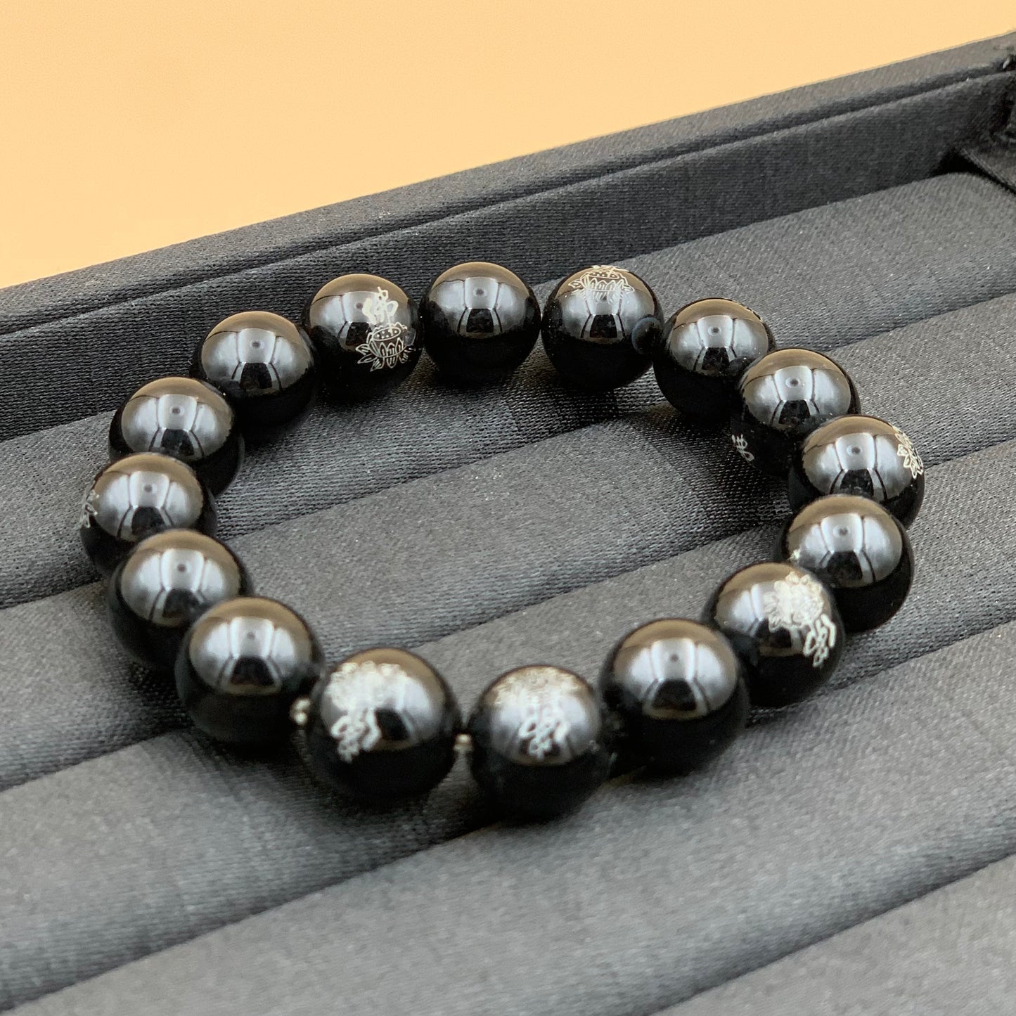 Vòng Tay Mã Não Khắc Chữ 12 mm